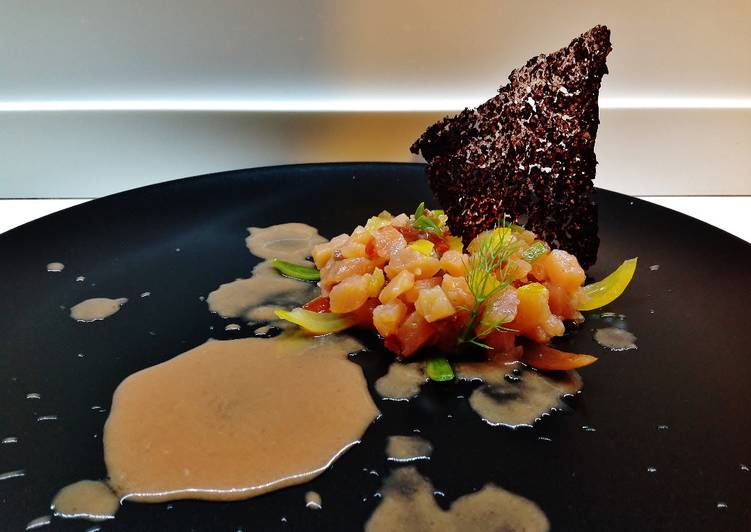 Tartare di salmone con gazpacho di arance