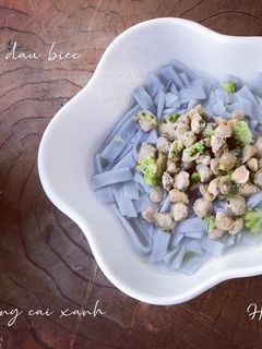 Hình của món Mì hoa đậu biếc bông cải xanh hến xào tỏi.
