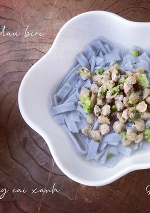 Hình của món Mì hoa đậu biếc bông cải xanh hến xào tỏi.