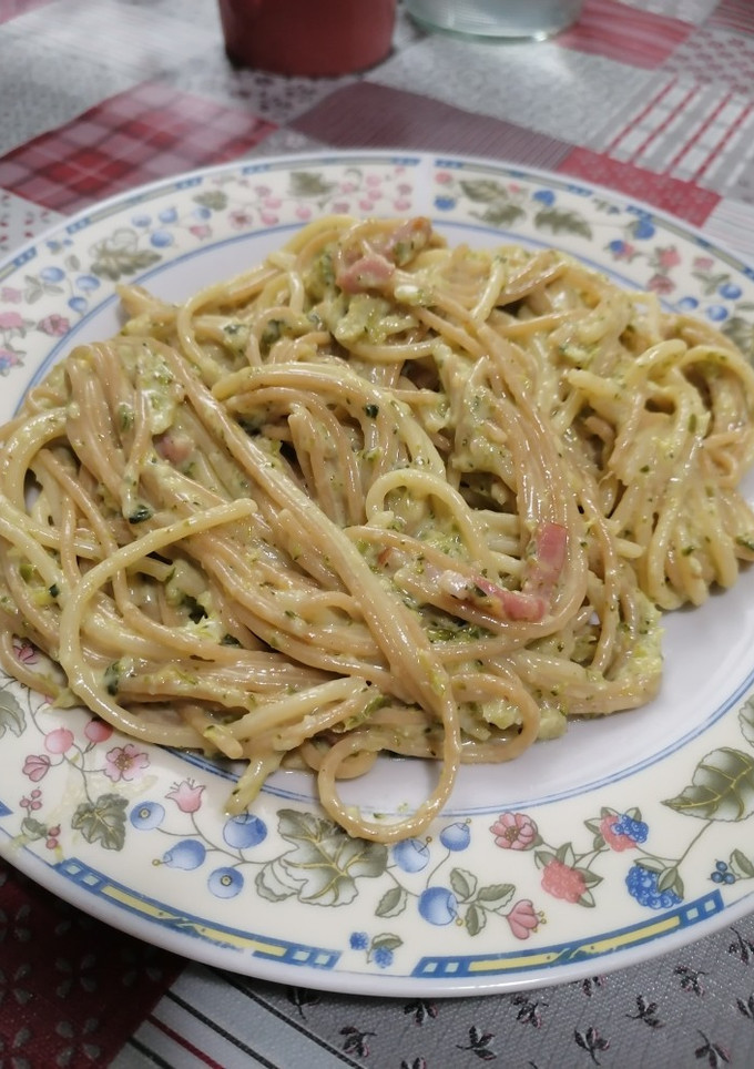 Una foto de 15.Espaguetis a la crema de brócoli y avena con bacon