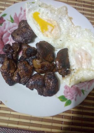 Una foto de Hígado de pollo dorado con huevos