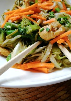 Una foto de Chow mein verde 🍜💚