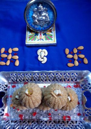 ચૂરમા નાં લાડુ (Churma Ladoo Recipe In Gujarati) રેસીપી મુખ્ય ફોટો