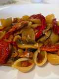 Conchiglie con Salsiccia, Funghi Champignon e Filetti di Peperoni Arrostiti