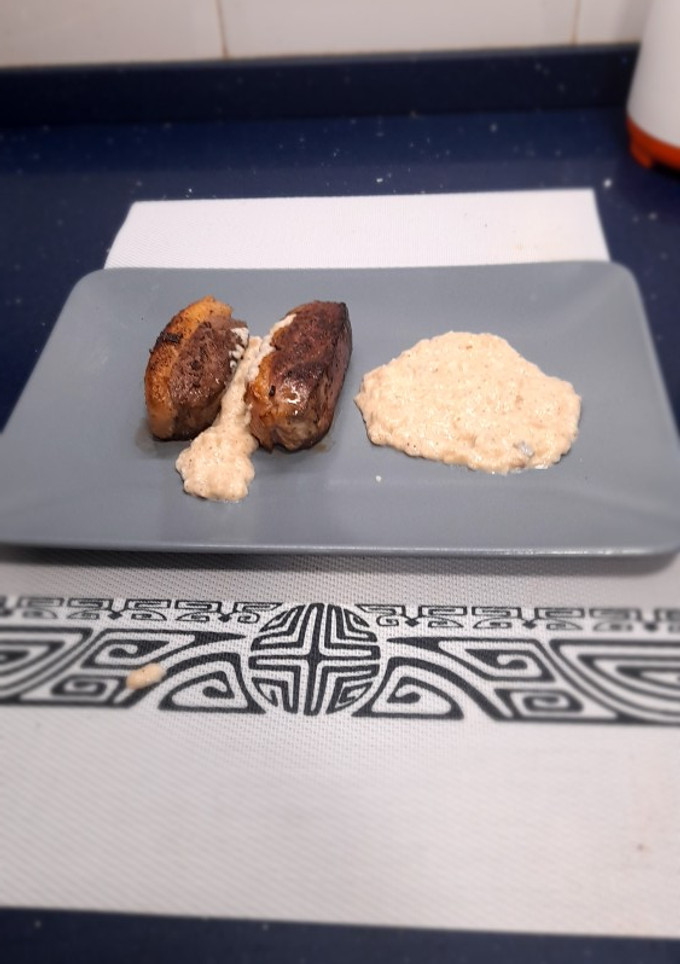 Una foto de Magret de pato con salsa de pera