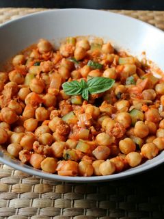 Una foto de Garbanzos con boloñesa de soja texturizada