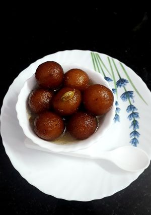 इंस्टेंट मावा गुलाब जामुन (Instant Mawa Gulab Jamun recipe in hindi) रेसिपी मुख्य फोटो