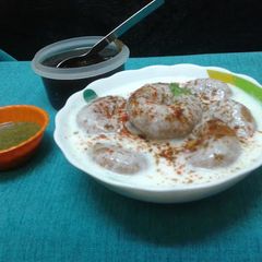 A picture of Kacche kele ke dahi vade.