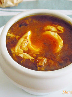 Una foto de Sopa de ajo negro