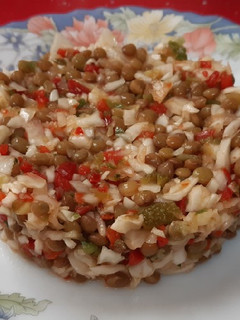 Una foto de Ensalada de lentejas y col