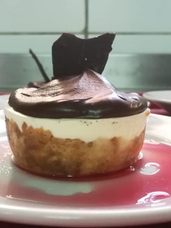 Una foto de Tarta fría de limón y ganache de chocolate