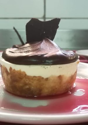 Una foto de Tarta fría de limón y ganache de chocolate