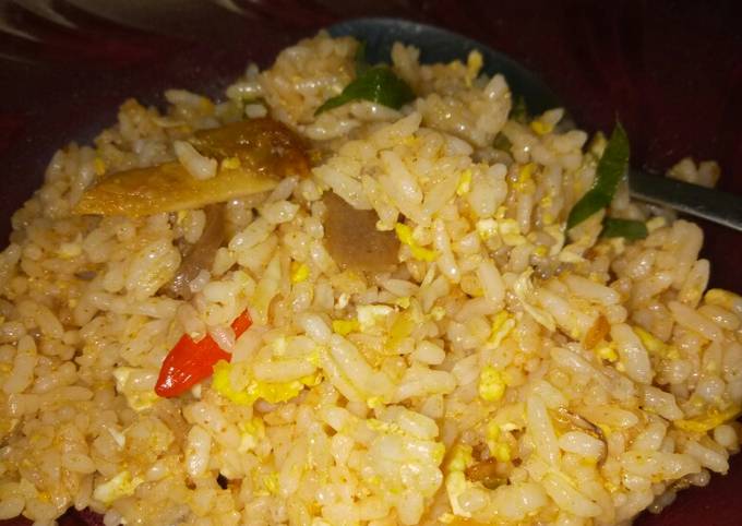 Nasi goreng daun jeruk praktis