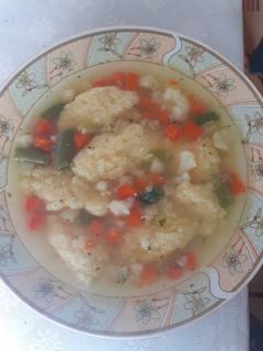 Zöldséges grízgaluska leves recept fotója