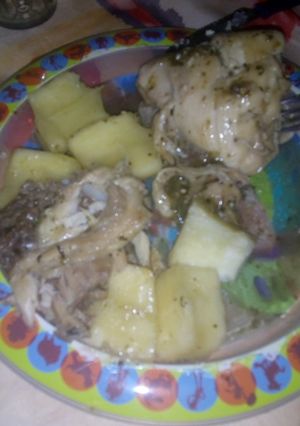 Una foto de Pollo a la olla con mandioca