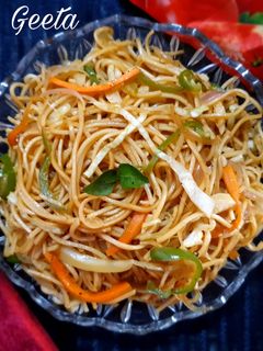 वेज हक्का नूडल्स(Hakka Noodles Recipe in Hindi) रेसिपी मुख्य फोटो
