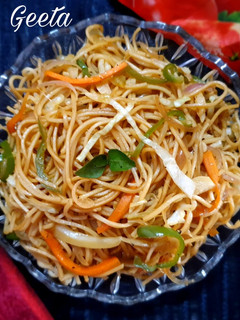 वेज हक्का नूडल्स(Hakka Noodles Recipe in Hindi) रेसिपी मुख्य फोटो