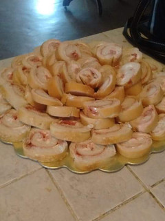 Una foto de Rollitos de tortilla de maíz con queso crema y king craf y cuadritos de queso de papa y mortadela