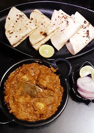 A picture of Mushroom tikka masala, tawa roti, salad.