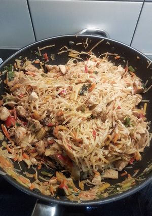 Keleti fűszeres csirkehúsos rizstészta zöldségekkel recept fotója