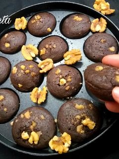 एगलेस चोको वॉलनट मफिंस (eggless choco walnut muffins recipe in H रेसिपी मुख्य फोटो