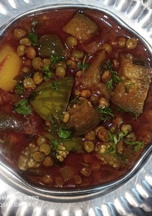 तुरीचे दाणे घालून वांगे बटाट्याची भाजी (toori ghalun vange batatayachi bhaji recipe in marathi) रेसिपी चे मुख्य फोटो