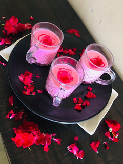 રોઝ લસ્સી રેસીપી મુખ્ય ફોટો