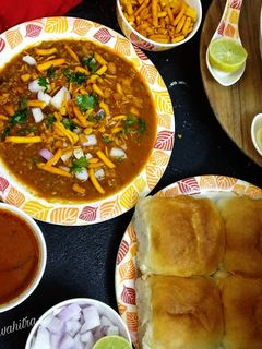 कोल्हापुरी मिसल पाव(Kolhapuri misal pav recipe in Hindi) रेसिपी मुख्य फोटो