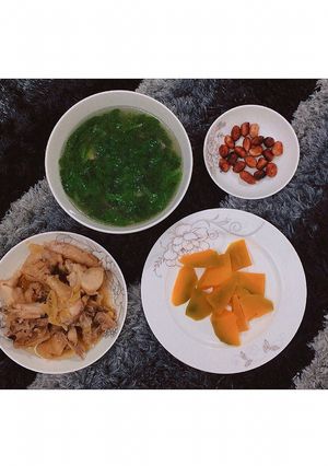 Hình của món Gà rang gừngCanh cải nấu sườn.