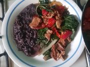 Una foto de bistec con acelga