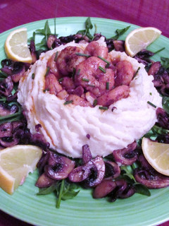 Una foto de Nido de mariscos y puré de patas con champiñones