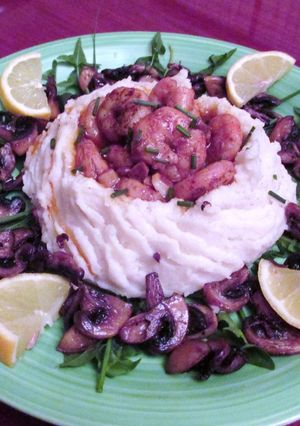 Foto principal de Nido de mariscos y puré de patas con champiñones