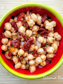 Una foto de 71.🥗Ensalada de garbanzos, tomate seco, hierbabuena y cardamomo