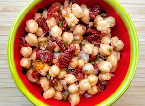 Foto principal de 71.🥗Ensalada de garbanzos, tomate seco, hierbabuena y cardamomo
