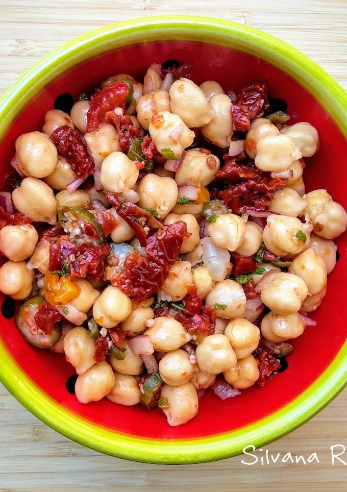 Una foto de 71.🥗Ensalada de garbanzos, tomate seco, hierbabuena y cardamomo