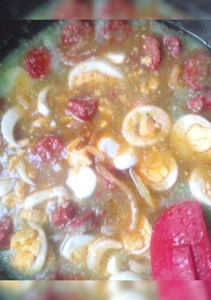Una foto de Rodajas de huevo y chorizo en salsa verde