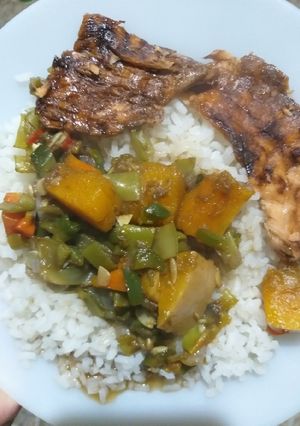 Una foto de Salmón con arroz