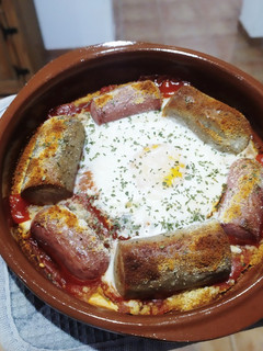 Una foto de Huevos y salchichas a la cazuela