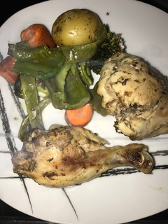Una foto de Pollo con verduras al horno