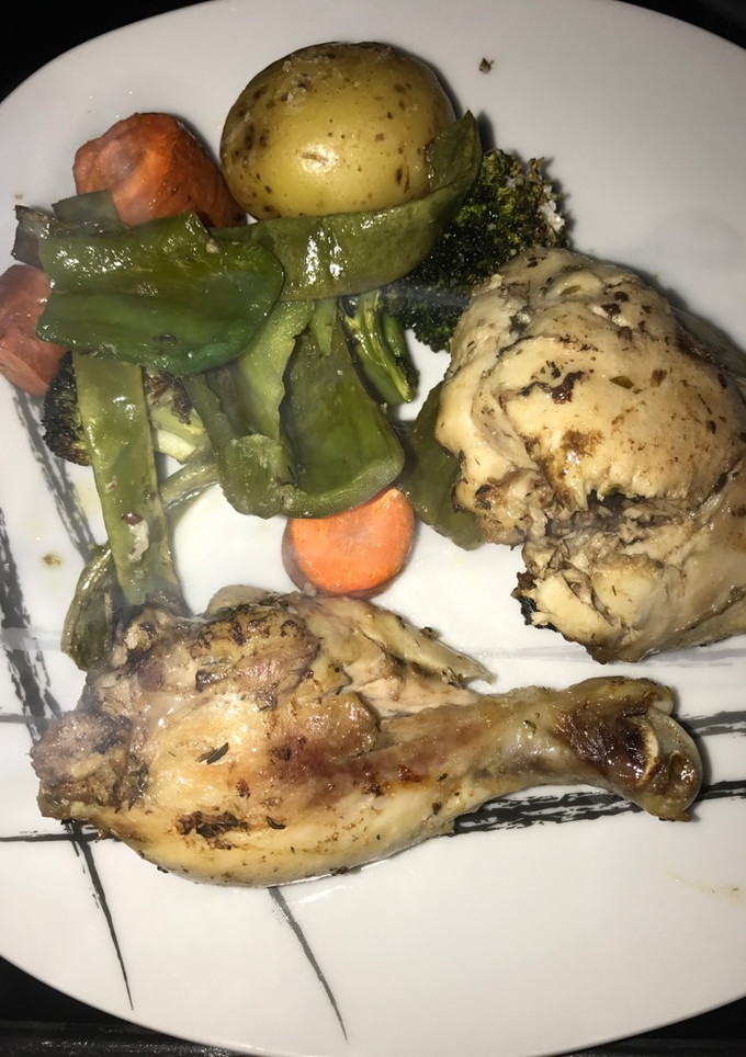 Una foto de Pollo con verduras al horno