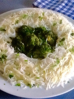 Una foto de Corona de fideos de arroz y brócoli al natural