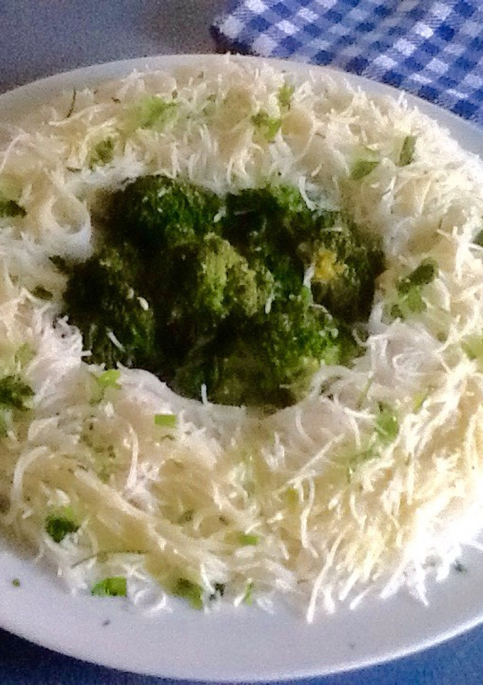 Una foto de Corona de fideos de arroz y brócoli al natural