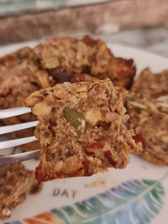 صورة لوصفة اصابع الجرانولا الطريه بالتمر والمكسرات😋