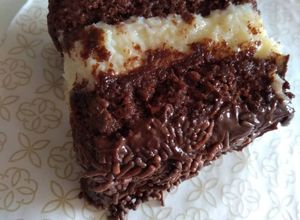 Foto de Bolo de chocolate gluten recheado com brigadeiro de prestigio free🍫