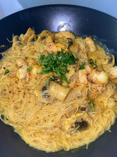 Una foto de Noodles de arroz con curry y langostinos 🍜