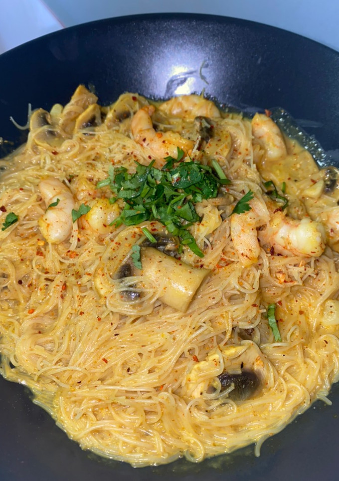 Una foto de Noodles de arroz con curry y langostinos 🍜