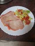 Lomo adobado con ensalada