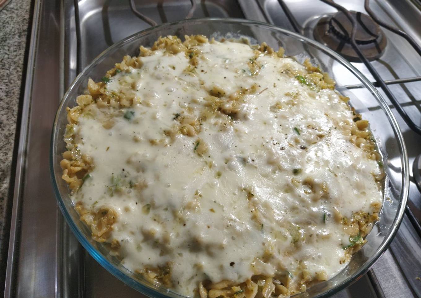 Pastel de pastas con brócoli