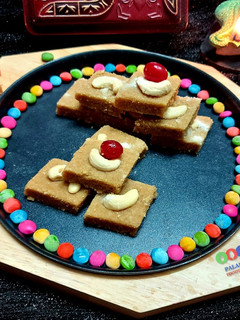 સુખડી (Sukhdi Recipe In Gujarati) રેસીપી મુખ્ય ફોટો