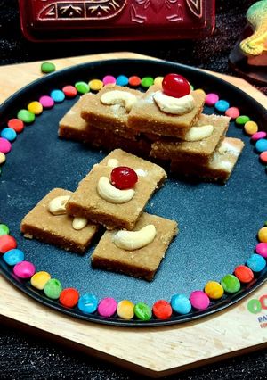 સુખડી (Sukhdi Recipe In Gujarati) રેસીપી મુખ્ય ફોટો